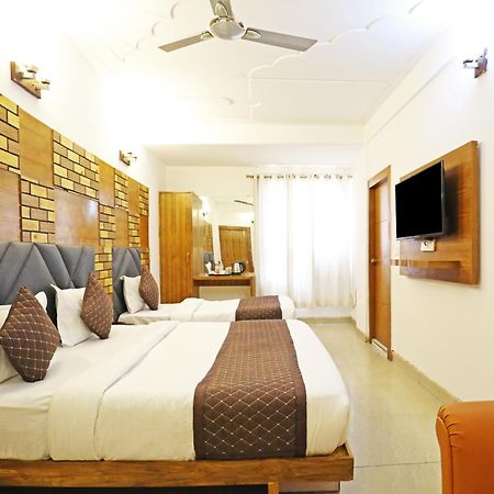 Hotel Ambrosia - A Boutique Hotel Ню Делхи Екстериор снимка