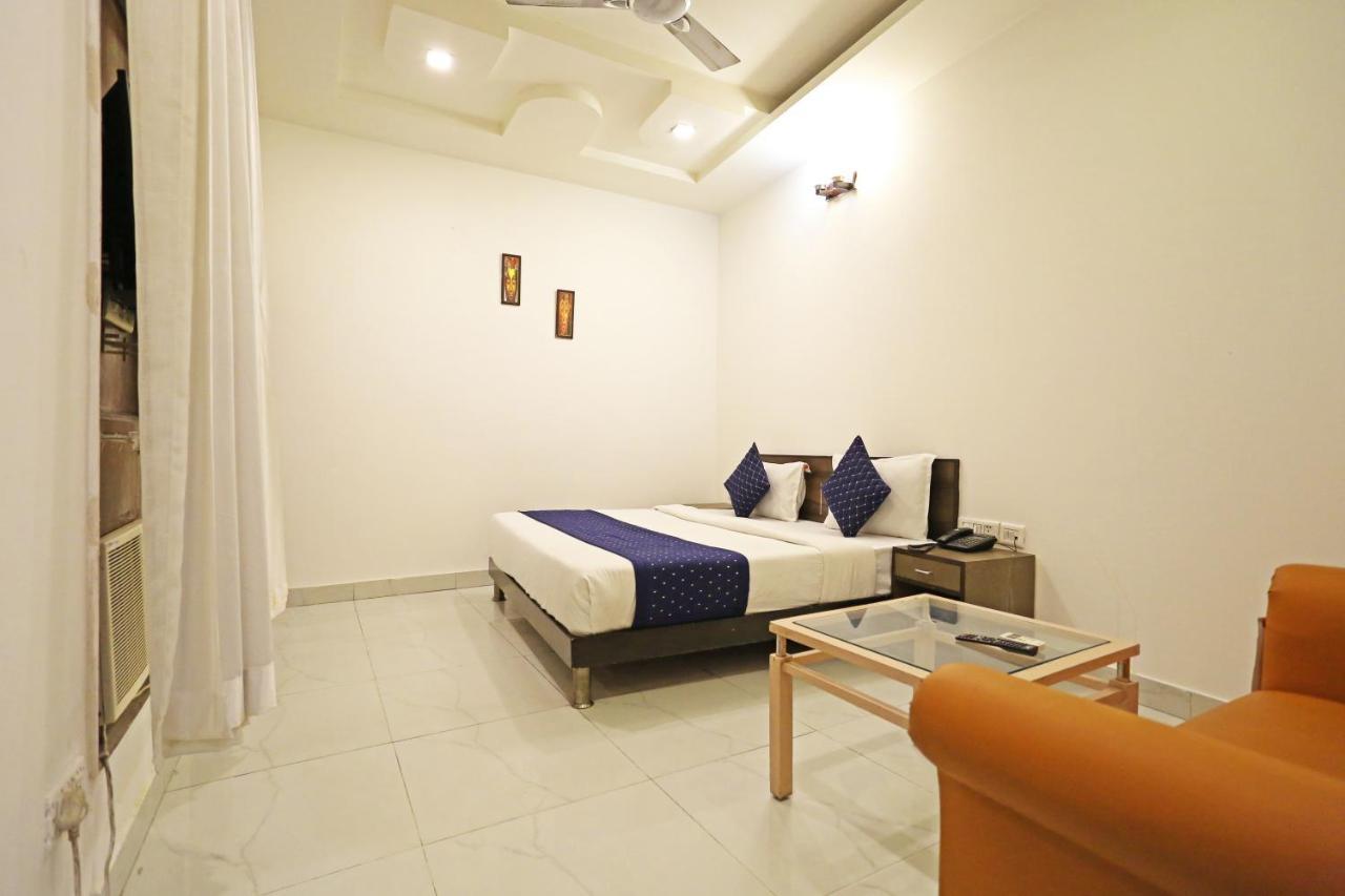 Hotel Ambrosia - A Boutique Hotel Ню Делхи Екстериор снимка